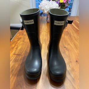 Hunter Short Black Neoprene Lined Matte Boots - Woman's 9/Men’s 7